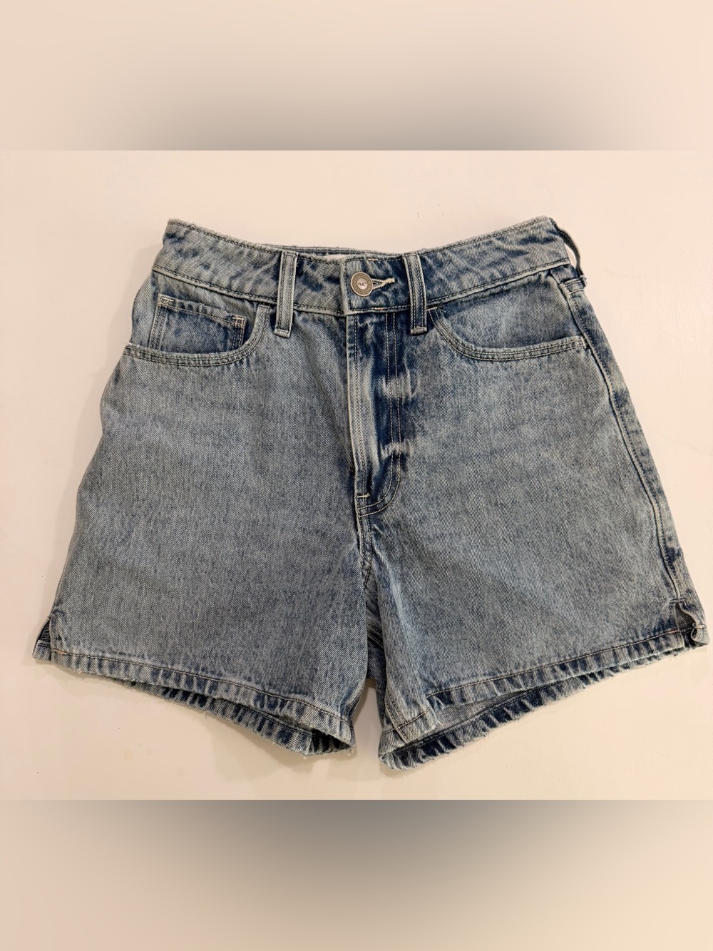 Hollister Ultra High Rise 90s Denim Shorts Cutoff Light Wash Blue Womens 00 W23